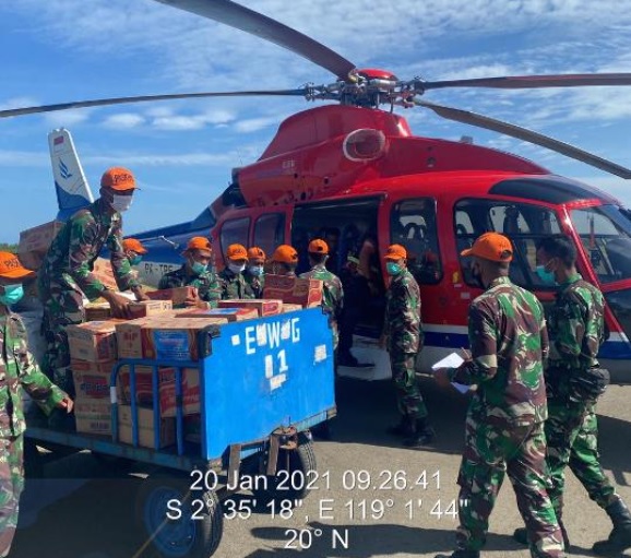 Collaborating with BNPB, IATA Helicopters Distribute Aid for Earthquake Victims in Mamuju